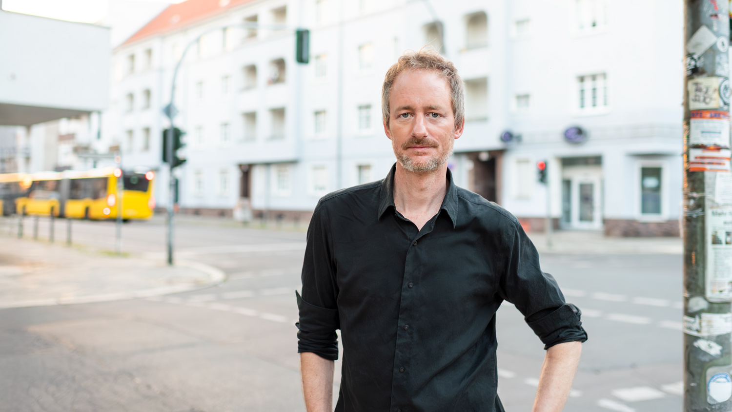 Porträt von Max Baroncea auf einer Berliner Straße